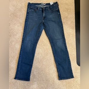 Women’s Levi 415 classic straight. Excellent condition.